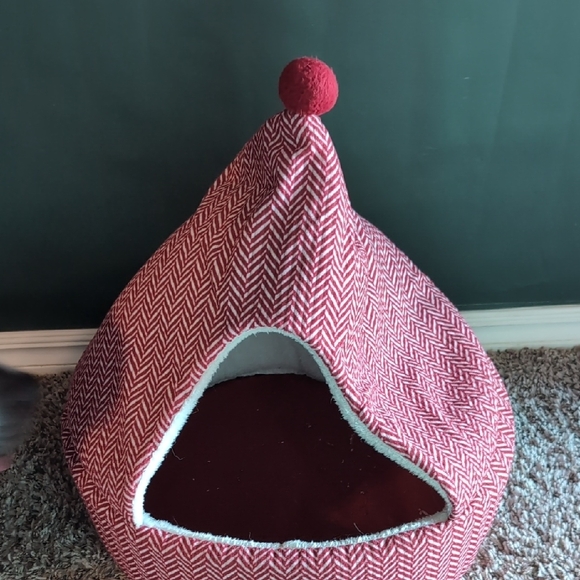 Vibrant Cozy Red and Cream Pet Bedding - Picture 3 of 7